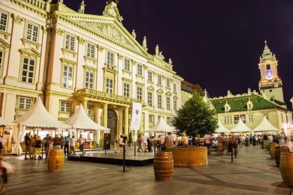 Queen Flat In Old Town With Castle View Appartamento