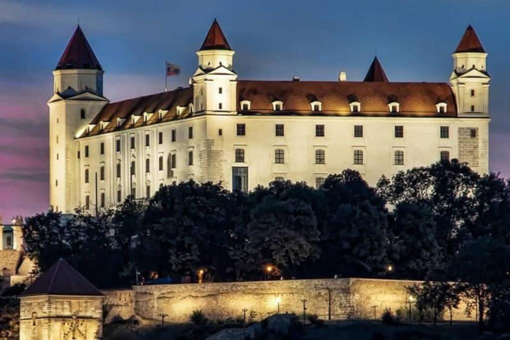 Queen Flat In Old Town With Castle View Appartamento
