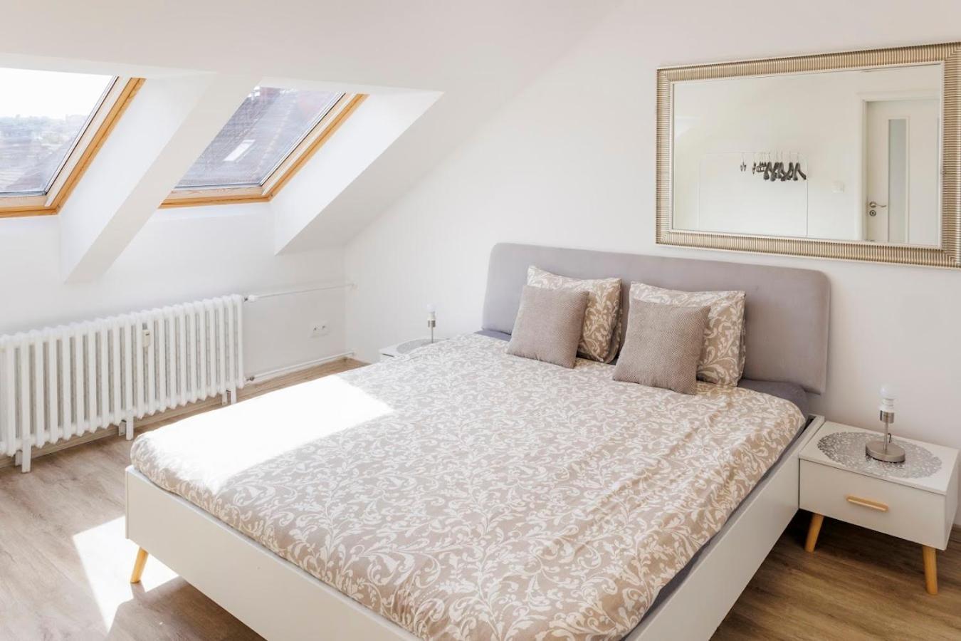 Queen Flat In Old Town With Castle View Appartamento